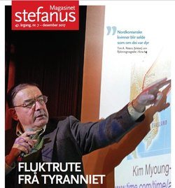 Tim Peters viser bilde av fluktrute for nordkoreanere, på forsiden av Magasinet Stefanus, utgitt av Stefanusalliansen.