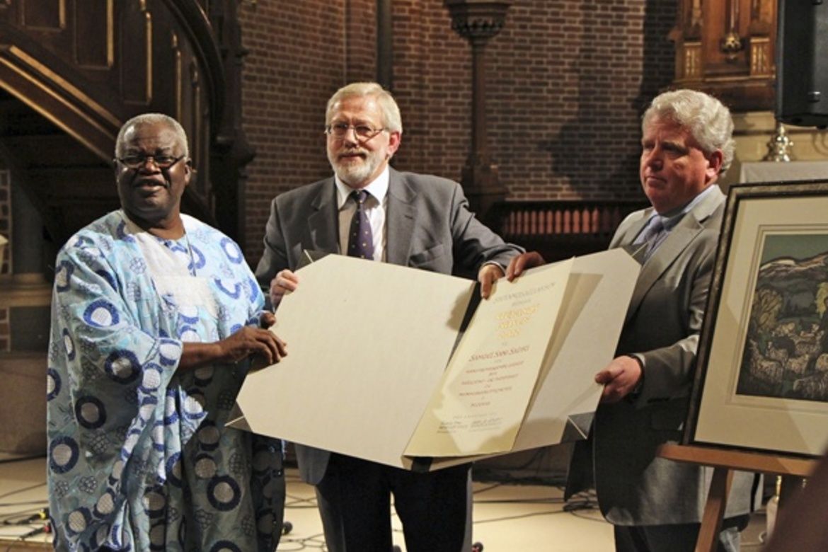 Stefanusprisen 2012: Samuel L. S. Salifu overrekkes prisen av generalsekretær Bjørn A. Wegge og styreleder Reidulf Stige. (Foto: Gisle Skeie)