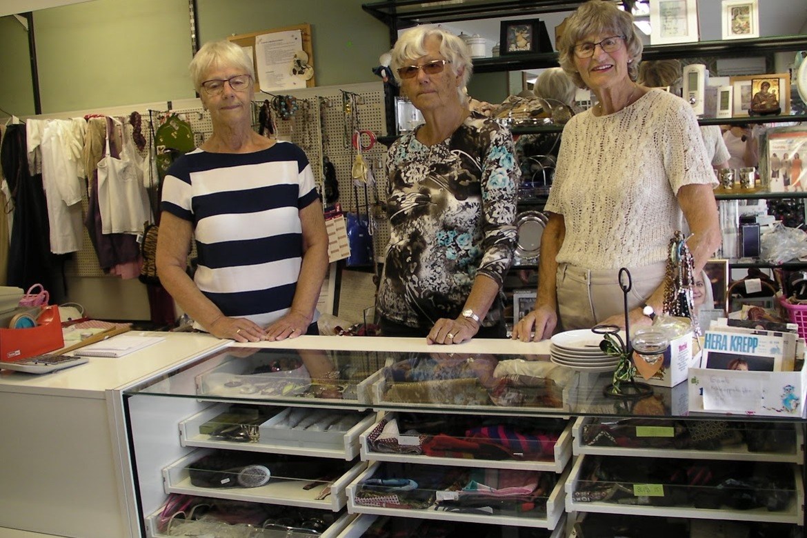 Bjørg Augunsrud, Marit Lobben og Gunvor Haug er tre av de som har stått på i fem år for gjenbruksbutikken i Veggli.