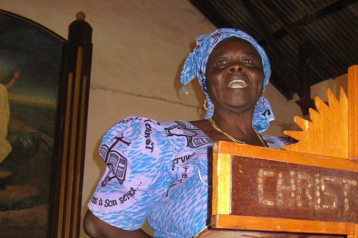 Myndig kvinne  Ei av dei myndige kamerunske kvinnene på preikestolen Den Evangelisk Lutherske Kyrkja i Nord-Kamerun