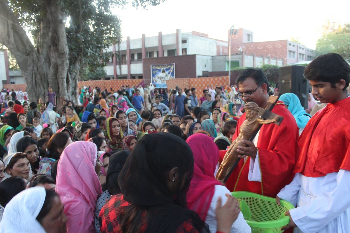 Langfredag-samling utenfor en av de katolske kirkene i Youhanabad i Lahore i Pakistan.