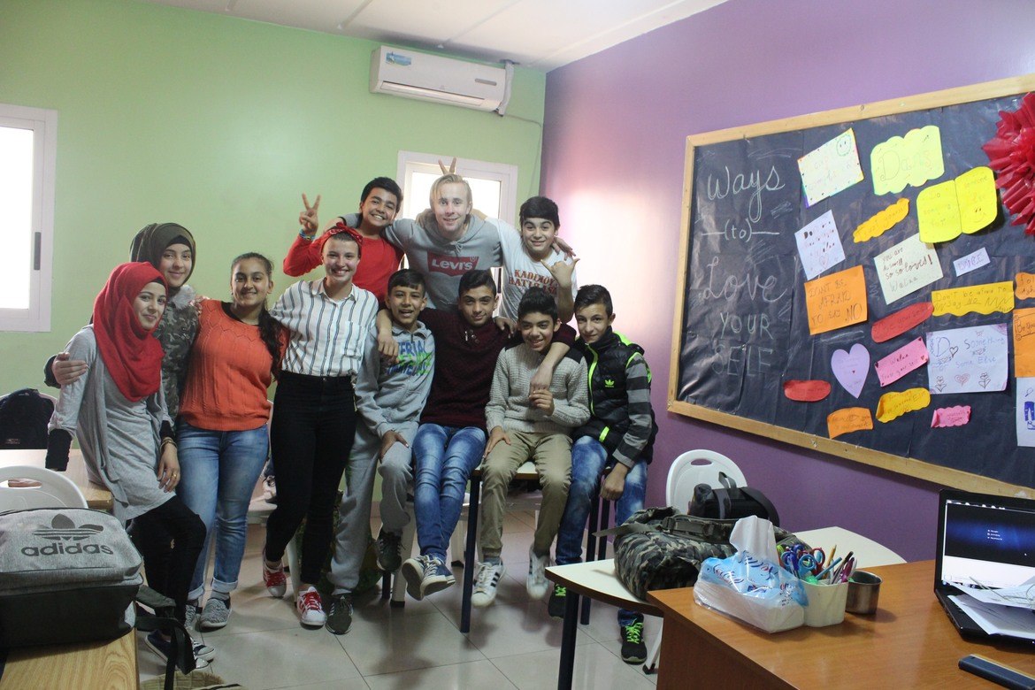 Bibelskoleelever fra årets team i Beirut i full aktivitet for flyktningbarn fra Syria.