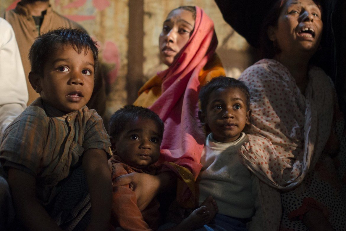 Forskremte kristne i Pakistan etter nedbrenningen av Jospeh Colony i Lahore i 2013.