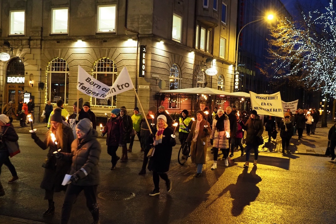 Mellom 100 og 150 mennesker gikk i fakkeltog for forfulgte i Trondheim 24. november.