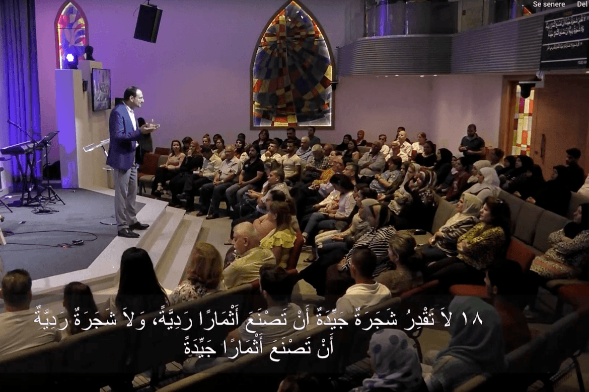 Pastor Hikmat Kashouh i Resurrection Church (RCB) tek imot mange flyktningar og blant dei menneske med muslimsk bakgrunn. 