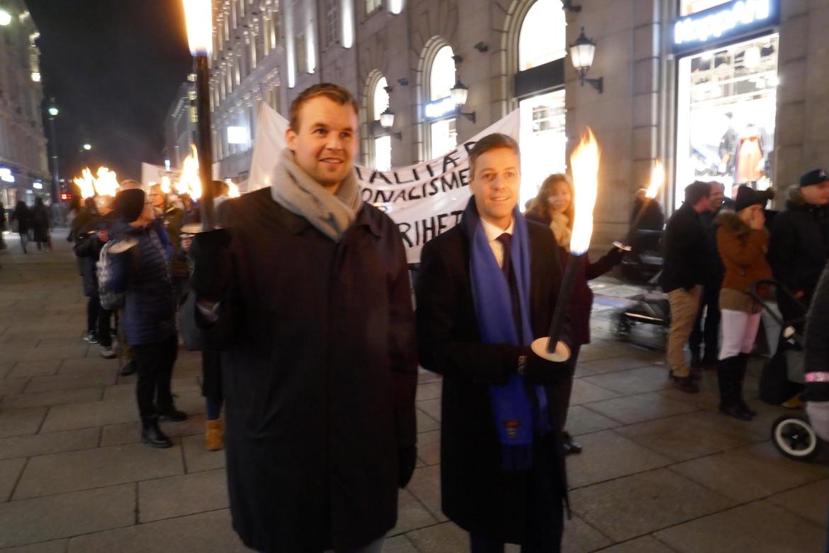 Knut Arild Hareide (t.h.), her sammen med nåværende KrF-leder Kjell Ingolf Ropstad i fakkeltoget for forfulgte, Oslo 2017, tar opp situasjonen for kristne og andre minoriteter i Pakistan.