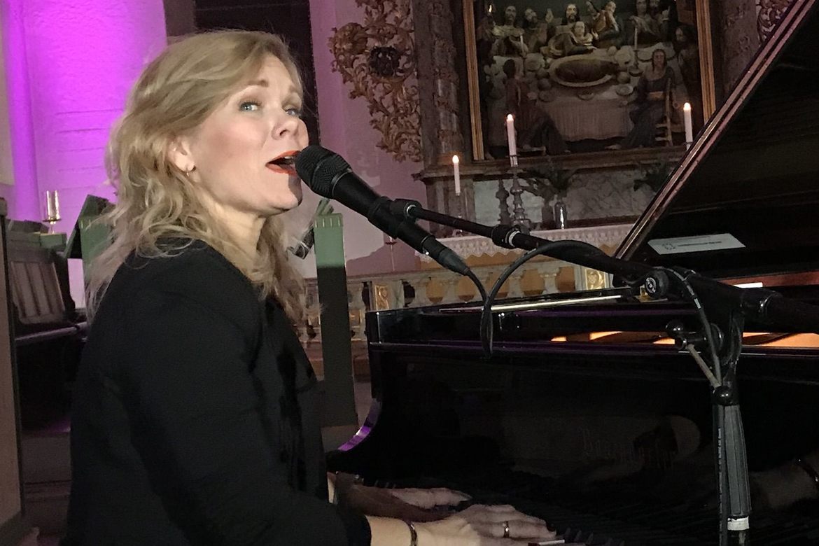 Kristin Minde synger i Oslo domkirke før fakkeltoget for trosfrihet i 2019. Foto: Johannes Morken