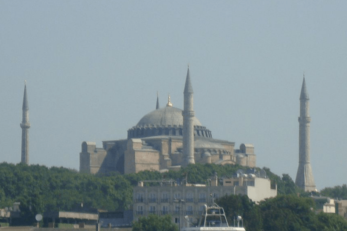 Hagia Sofia vart bygt som kyrkje i Konstantinopel mellom 532 og 537, blei erobra og gjort til moské i 1453, blei museum i 1935 og moské igjen i juli 2020.