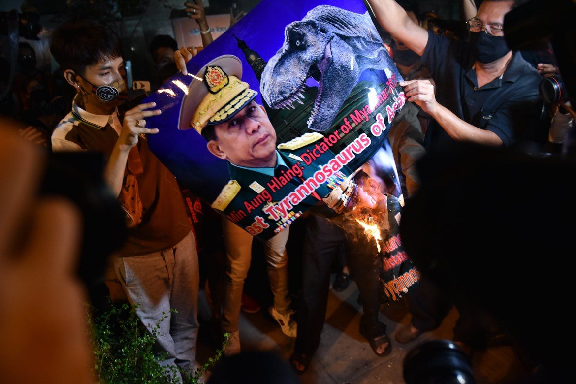 Protest mot militærkuppet i Myanmar - her i Bangkok i Thailand.