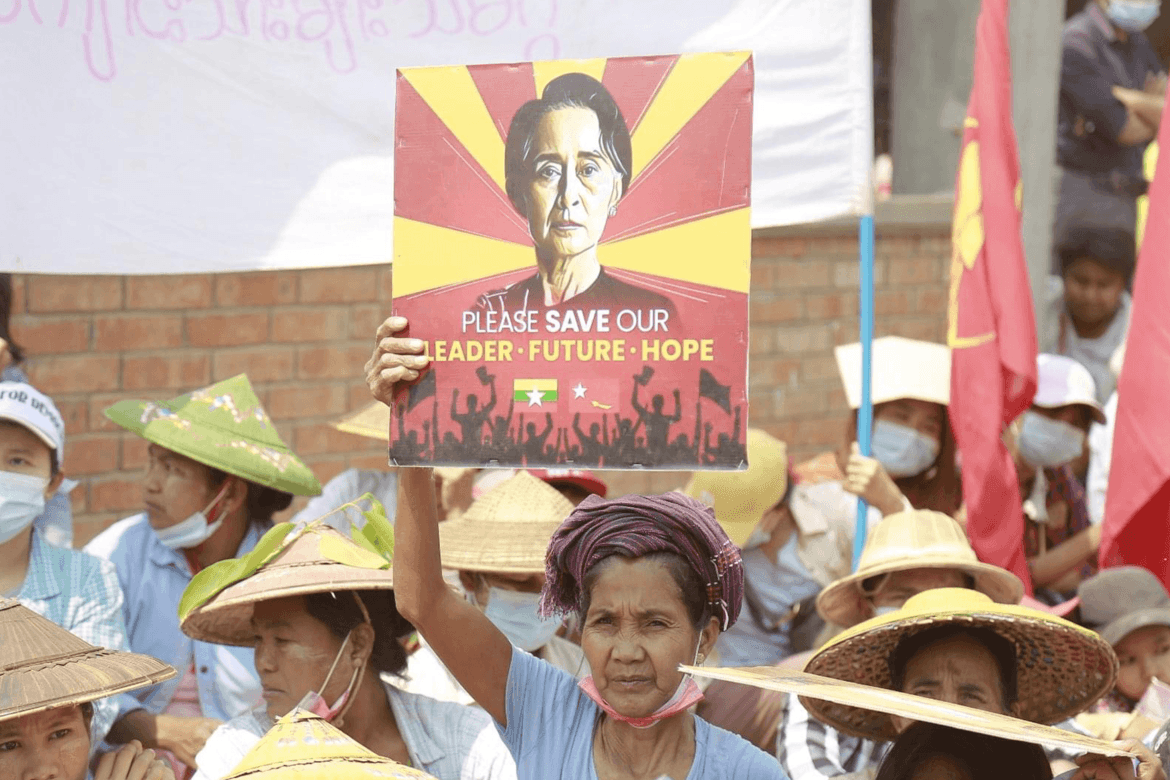 Demonstranter krever Aung San Suu Kyi fri.