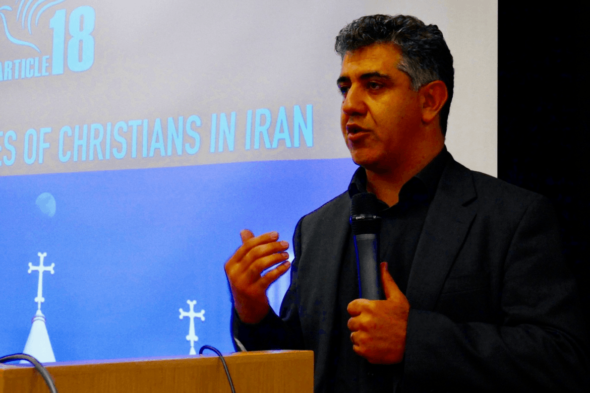 Mansour Borji i organisasjonen Article 18 viser at det ikkje finst trosfrihet i Iran.