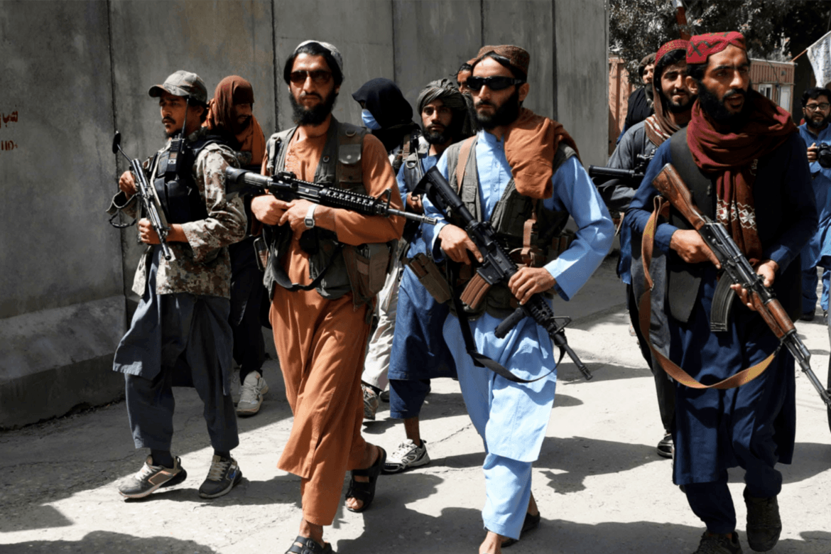 Taliban-krigarar marsjerer i Kabul.