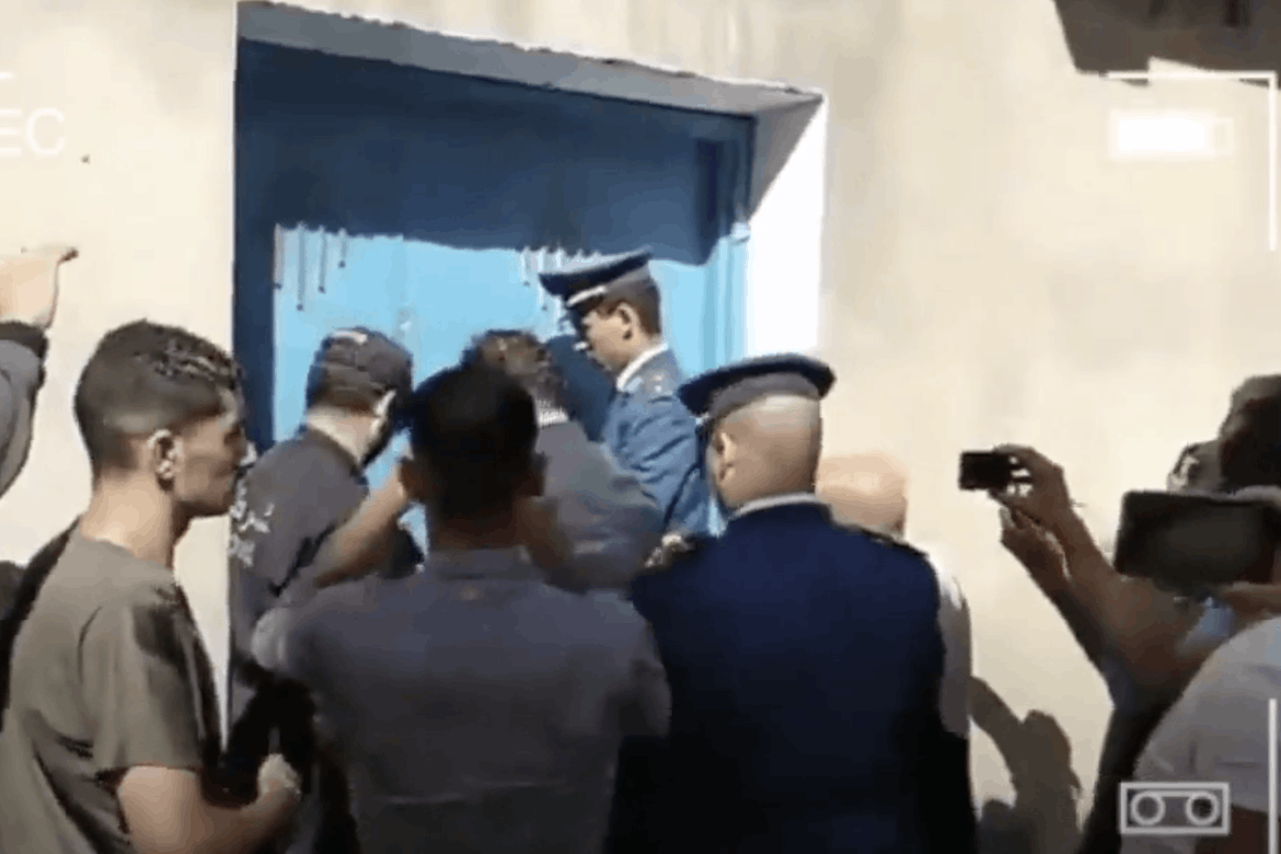 Alle unntatt en av de protestantiske kirkene i Algerie er stengt av regimet. Her fra en tidligere politiaksjon mot en av disse.