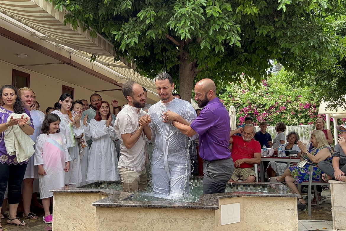 I den evangeliske kirken i Antalya kommer nye til tro og døpes.  Pastor Ramazan Arkan til høyre. Foto: Antalya Evangelical Church