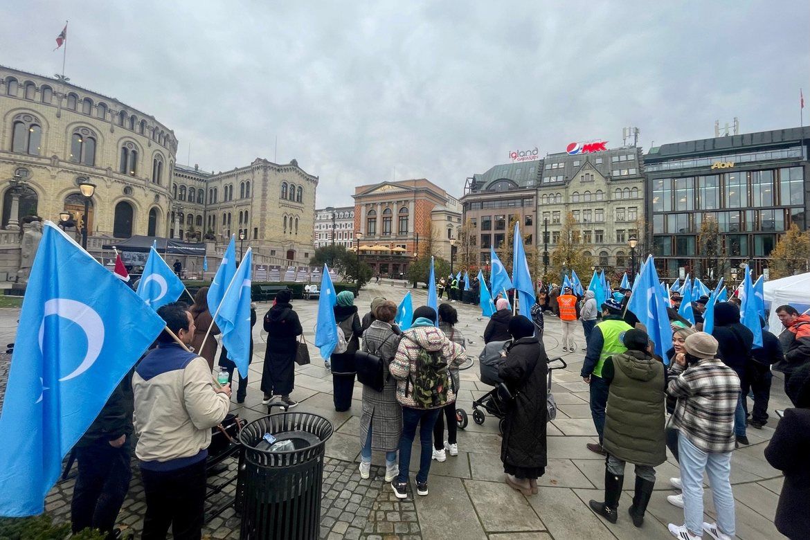 En markering til støtte for uigurene, foran Stortinget, i forbindelse med høringen 17. oktober 2022.