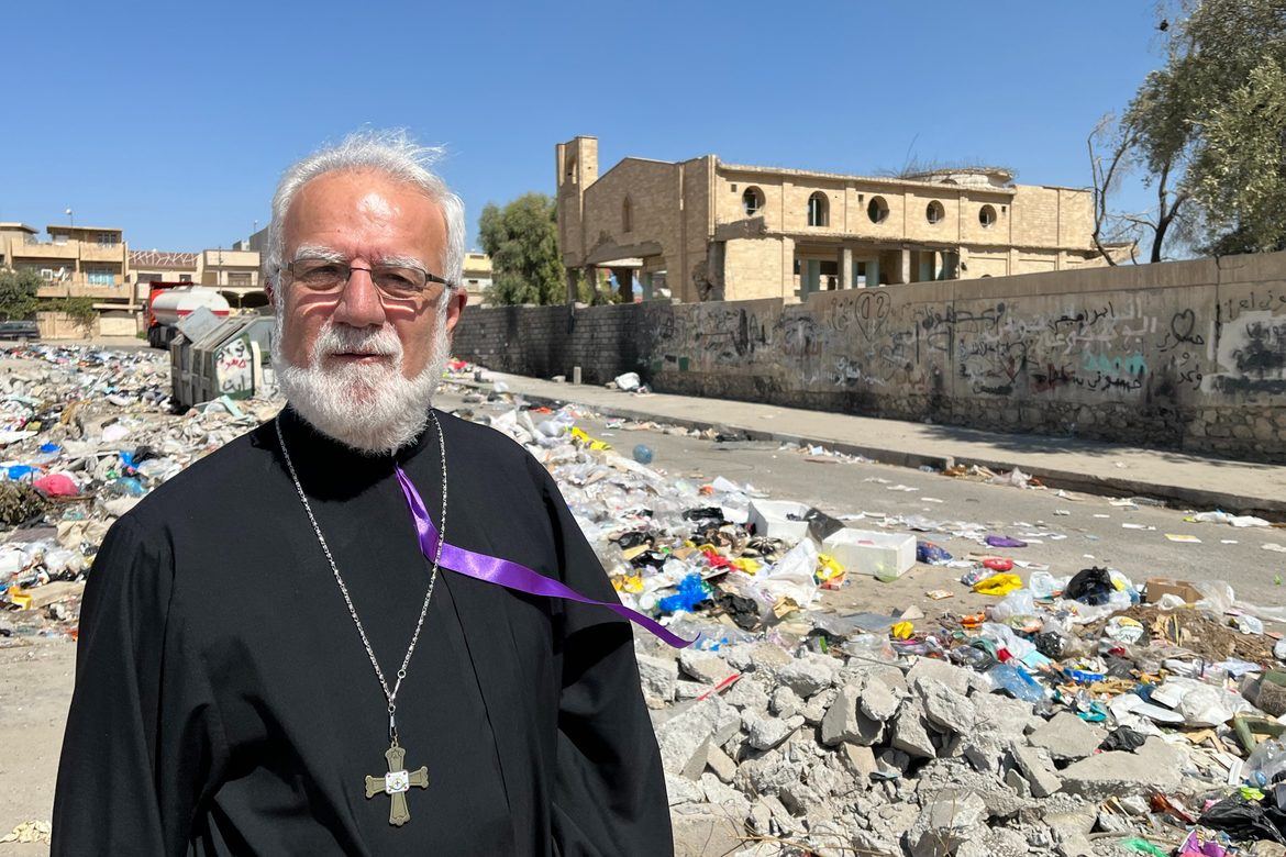 Emanuel Youkhana sier ord knapt kan beskrive at Jomfru Maria-kirken i Mosul er gjort til ruiner og at søppelet flyter foran kirken. Foto: Johannes Morken