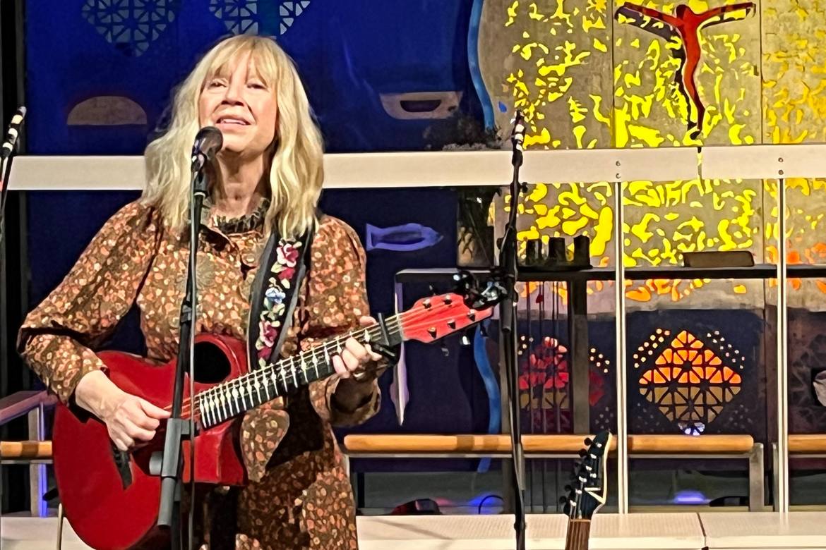 Solveig Leithaug  med «Håp og lys i vinternatt» i Mortensrud kirke i Oslo.