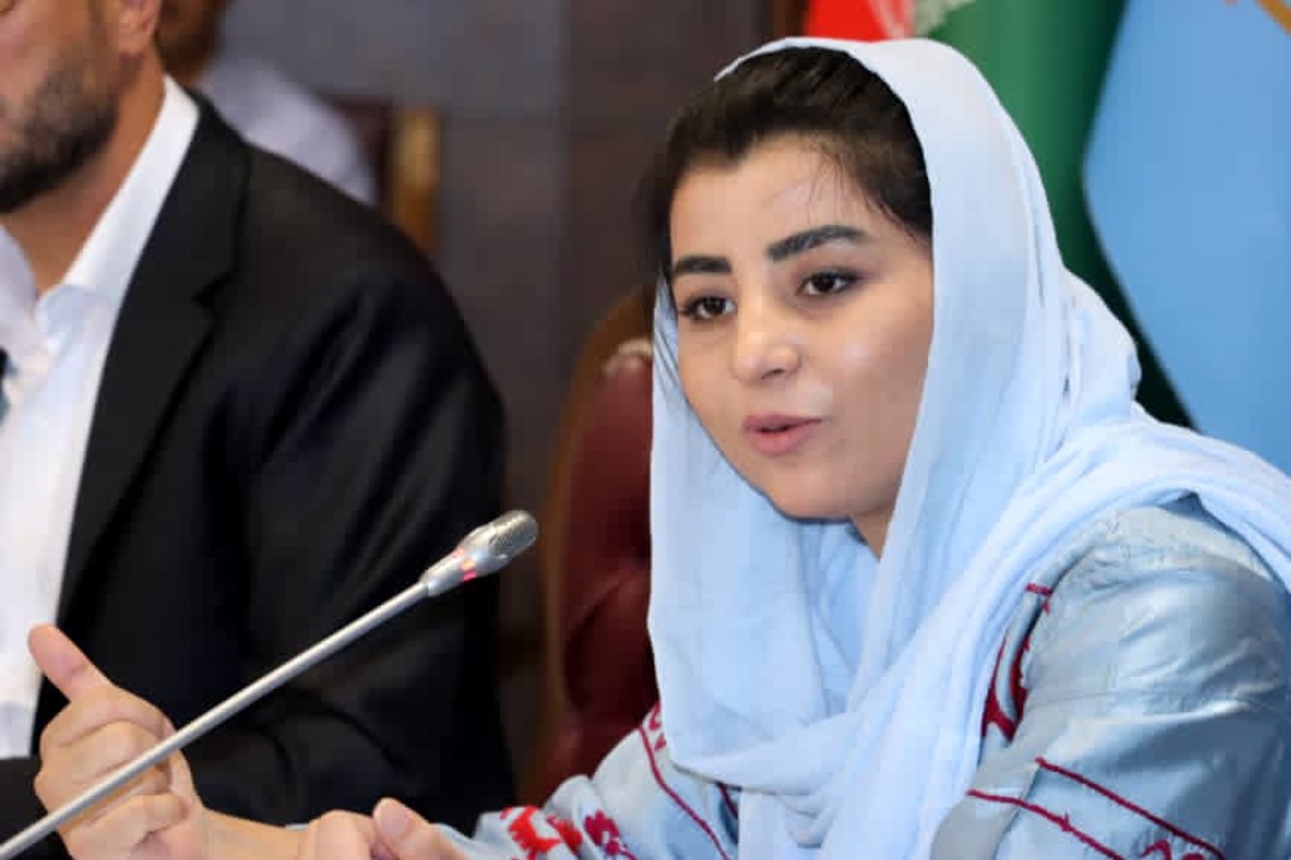 Farzana Elham Kochai ble i 2019 som 29-åring innvalgt i Afghanistans parlament hvor bildet ble tatt. Hun flyktet etter Talibans maktovertagelse og er nå i Norge,