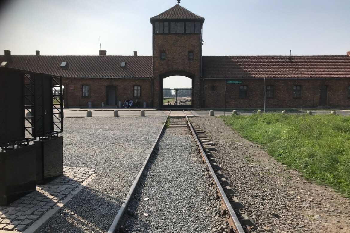 Inngangen til dødsleiren Auschwitz-Birkeanu i Polen.