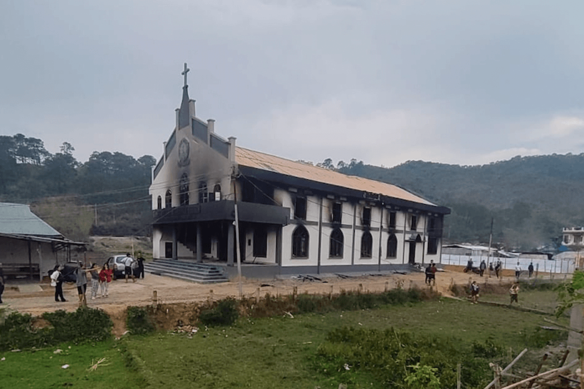 En av kirkene som er satt fyr på og som er ødelagt i volden mot kristne stammesamfunn i Manipur. 