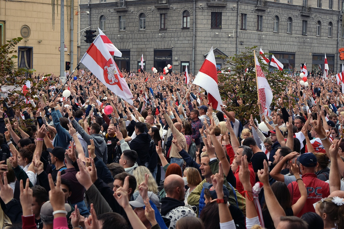 Belarus Shutterstock  Store menneskemengder protesterte mot valfusk i august 2020.