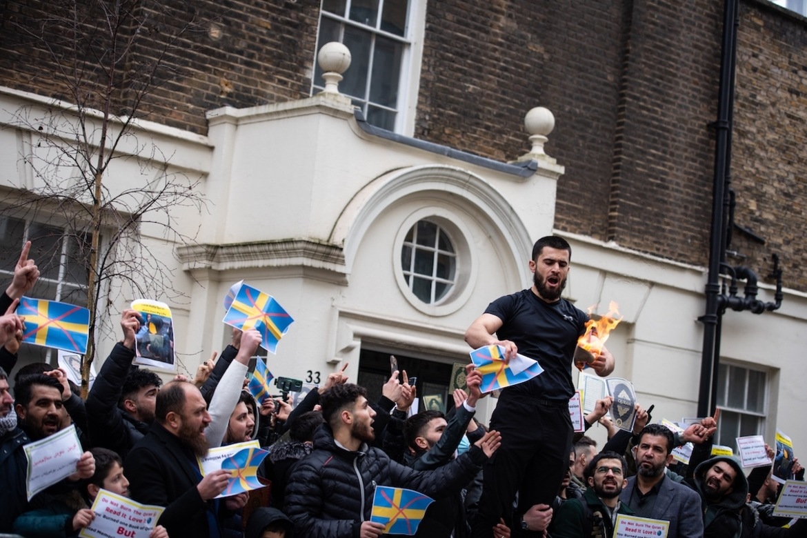 Demonstranter foran den svenske ambassaden i London i januar - i protest mot brenning av Koranen.