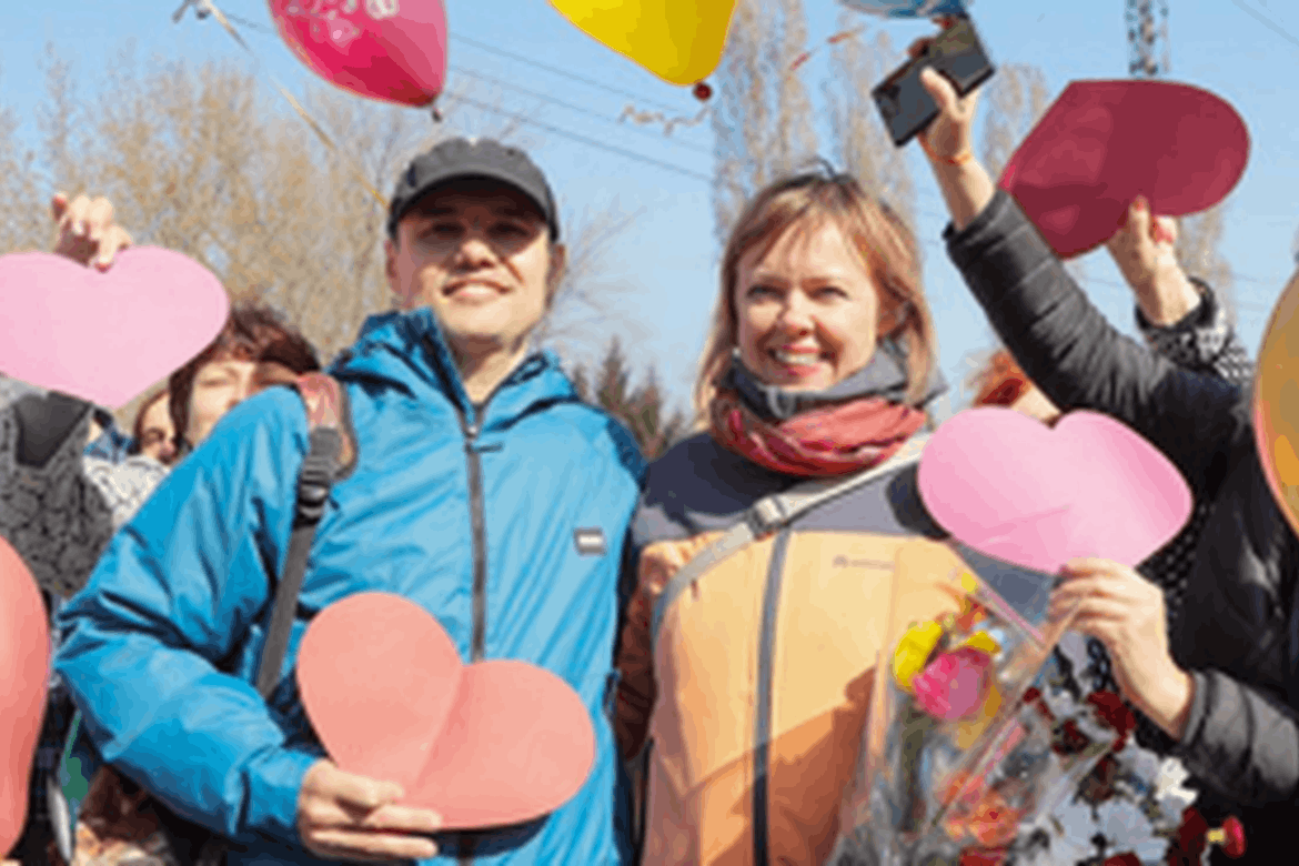 Rustam Seidkuliyev og kona Yuliya sammen med venner da han ble satt fri fra arbeidsleir 7. april 2023. 