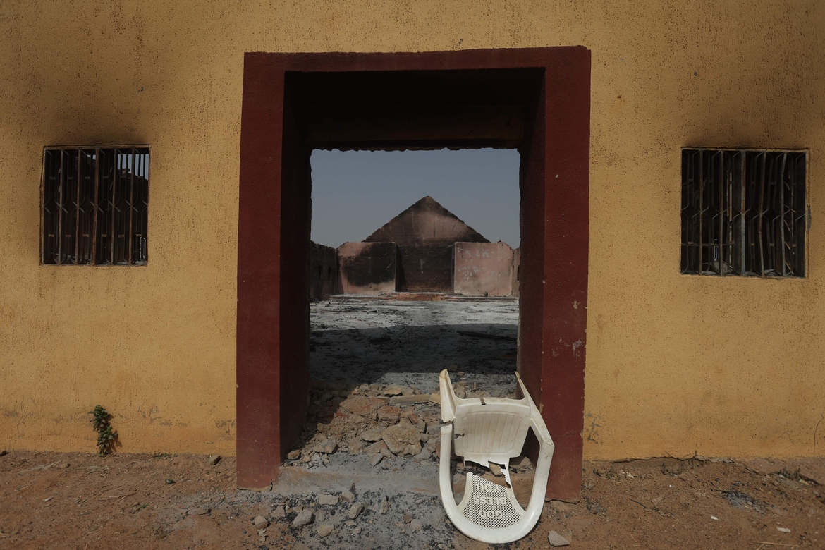 Ein øydelagt plaststol på golvet i ei nedbrend kyrkje i Mangu i Plateau-staten i Nigeria.  Foto: NTB/AFP 