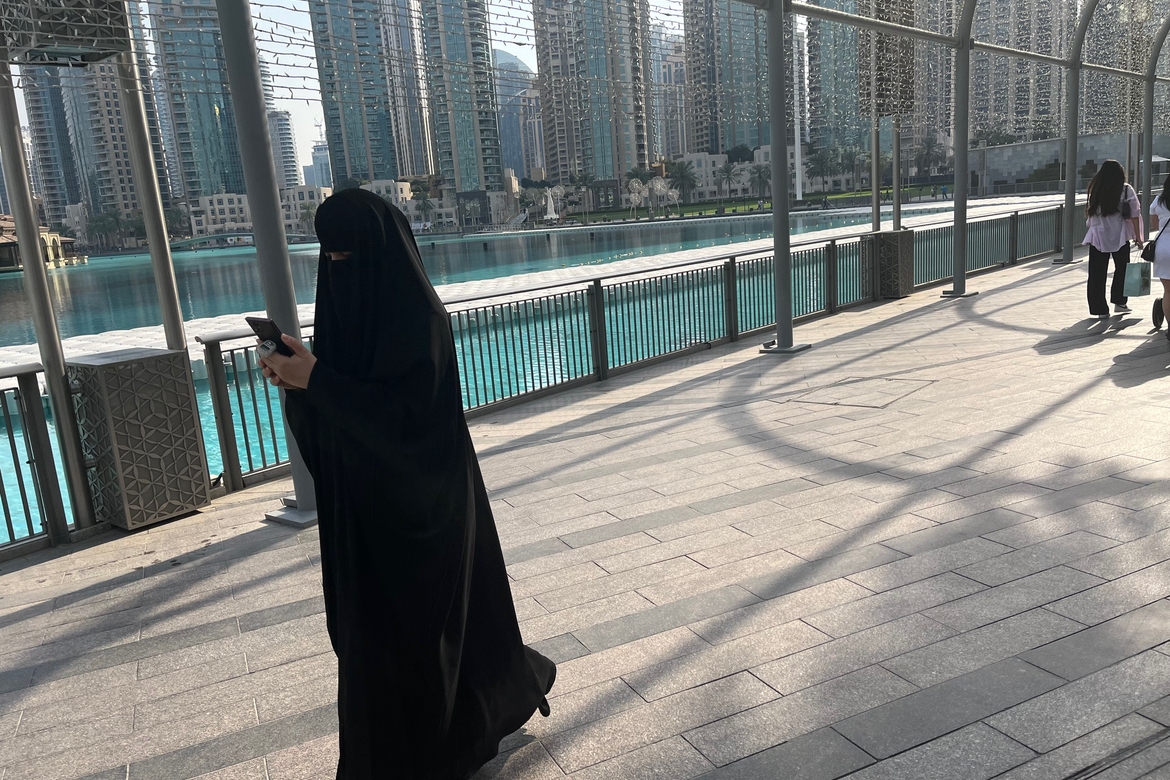 Ei kvinne kledd med heildekkjande muslimsk klesdrakt, i det kommersielle senteret i Dubai.