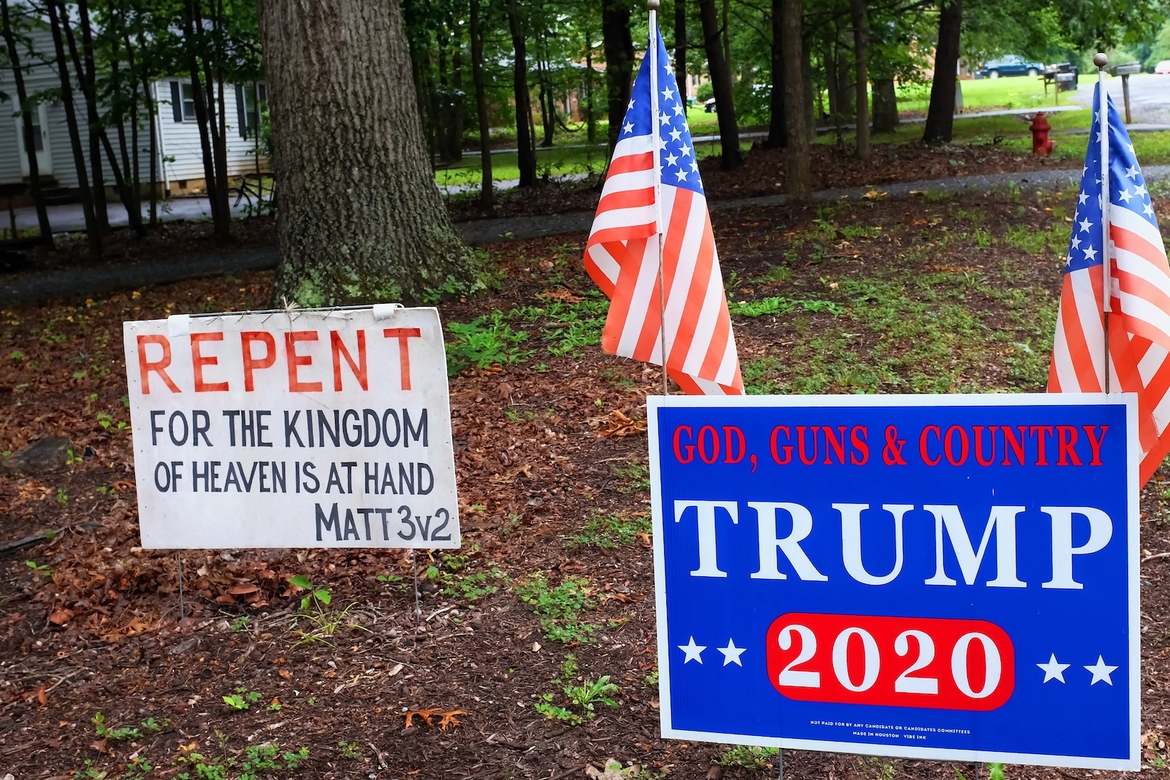 En huseier i Forest i Virginia i USA sette opp denne plakaten under valkampen i 2020.