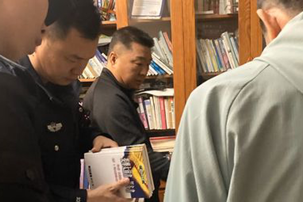 Politioffiserer gjennomfører husundersøkelse i hjemmet til pastor Sun Cong i Zion-kirken. Foto: Zion Church/CSW