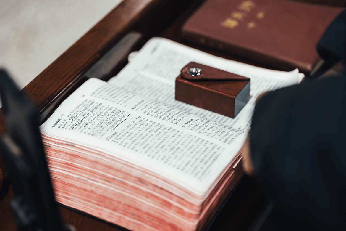 Kinas kristne les sin bibel i filler.