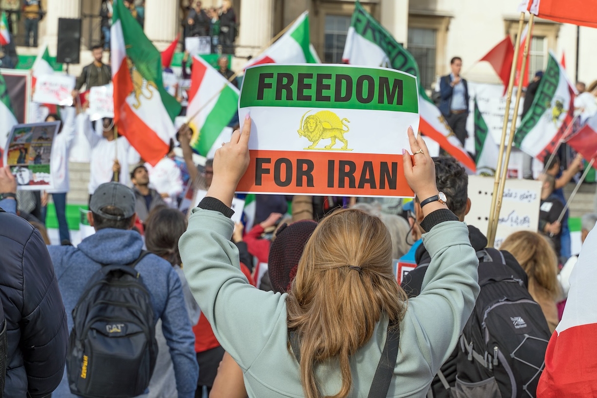 En demonstrant i London høsten 2022 med krav om frihet i Iran. Dette var en støttedemonstrasjon for de som deltok i massedemonstrasjoner inne i Iran under slagordet «Kvinner, liv, frihet». Foto: Shutterstock