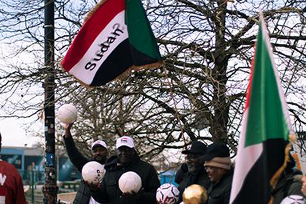 Demonstrasjon utenfor Ethiad Stadium, Manchester Citys hjemmebane, mot Emiratenes bidrag til blodig krig i Sudan.