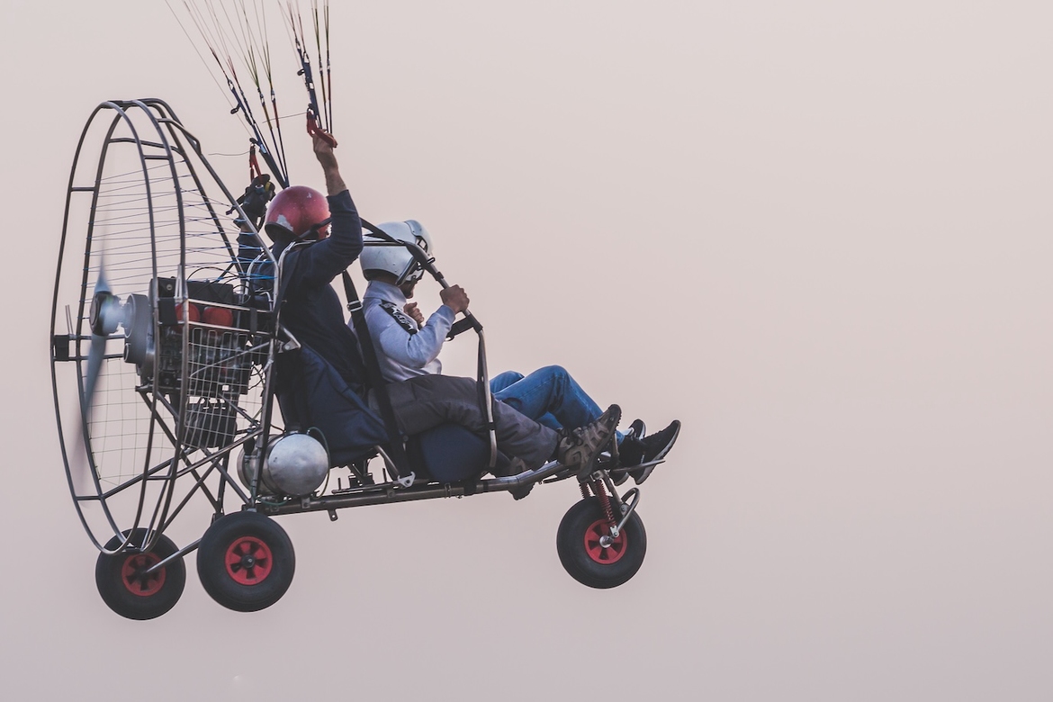 Ein paramotor, ein motorisert paraglider. Slike har Myanmar-juntaen utvikla til billege drapsvåpen mot sivile mål.