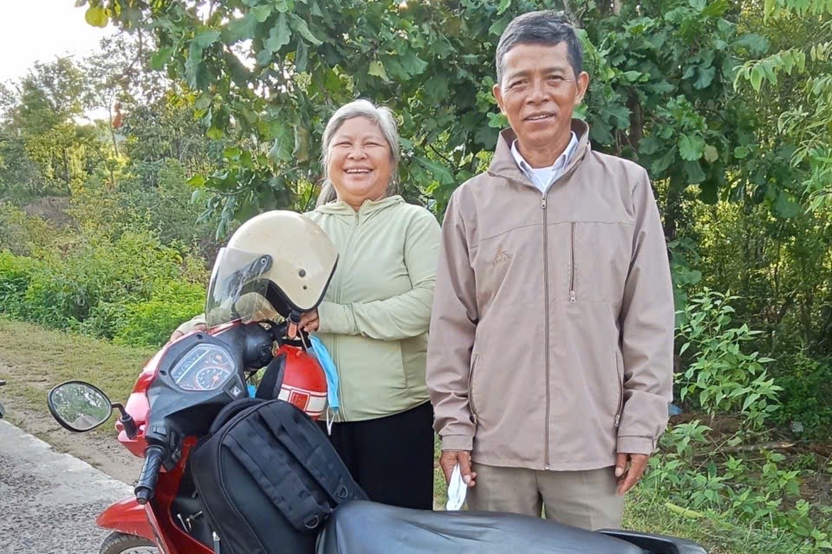 Motorsykkelen er framkomst midlet når ekteparet Lo og H’Tuir dreg frå landsby til landsby.