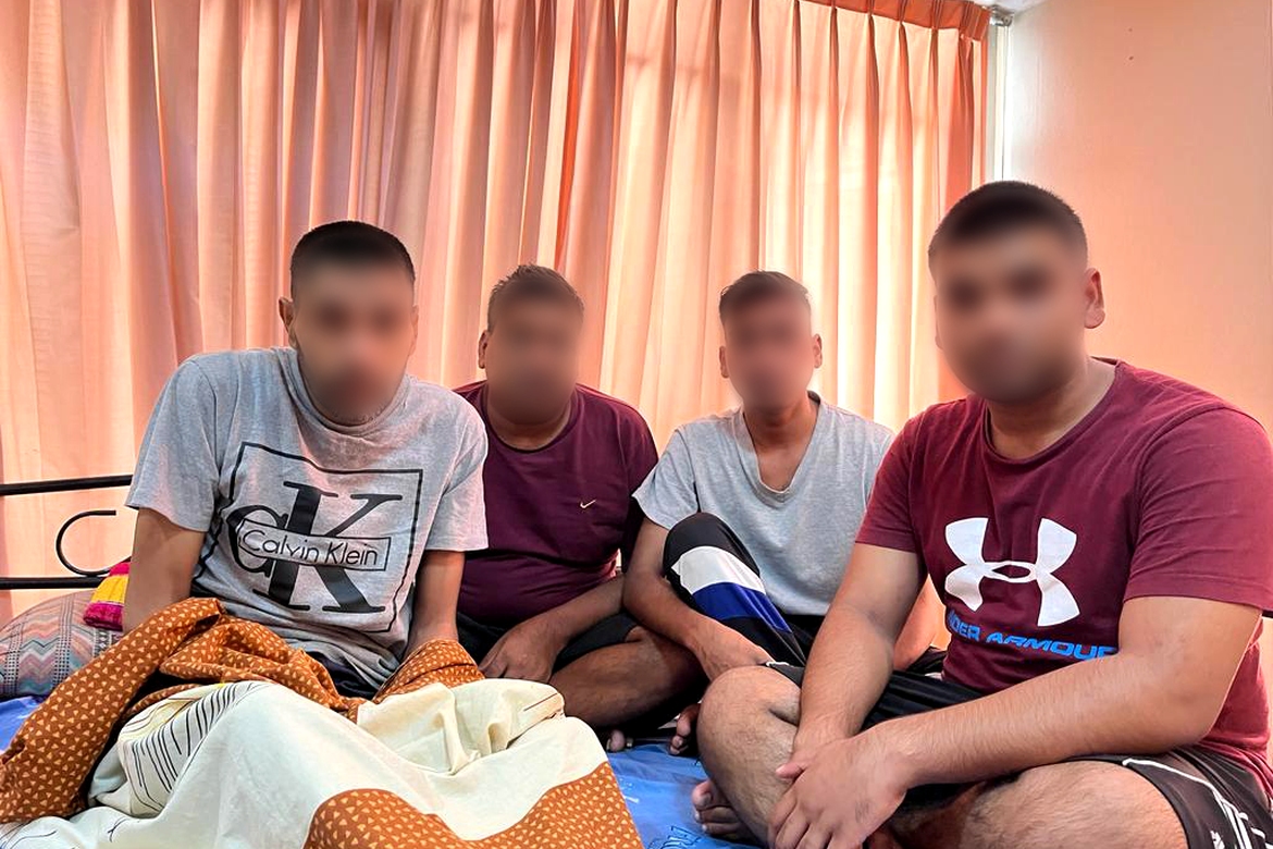 Stephan Masih (t.v.), broren Francis og nevøane Daoud og Hamraz lever trongt på 20 kvadratmeter som flyktningar ingen vil ha. 