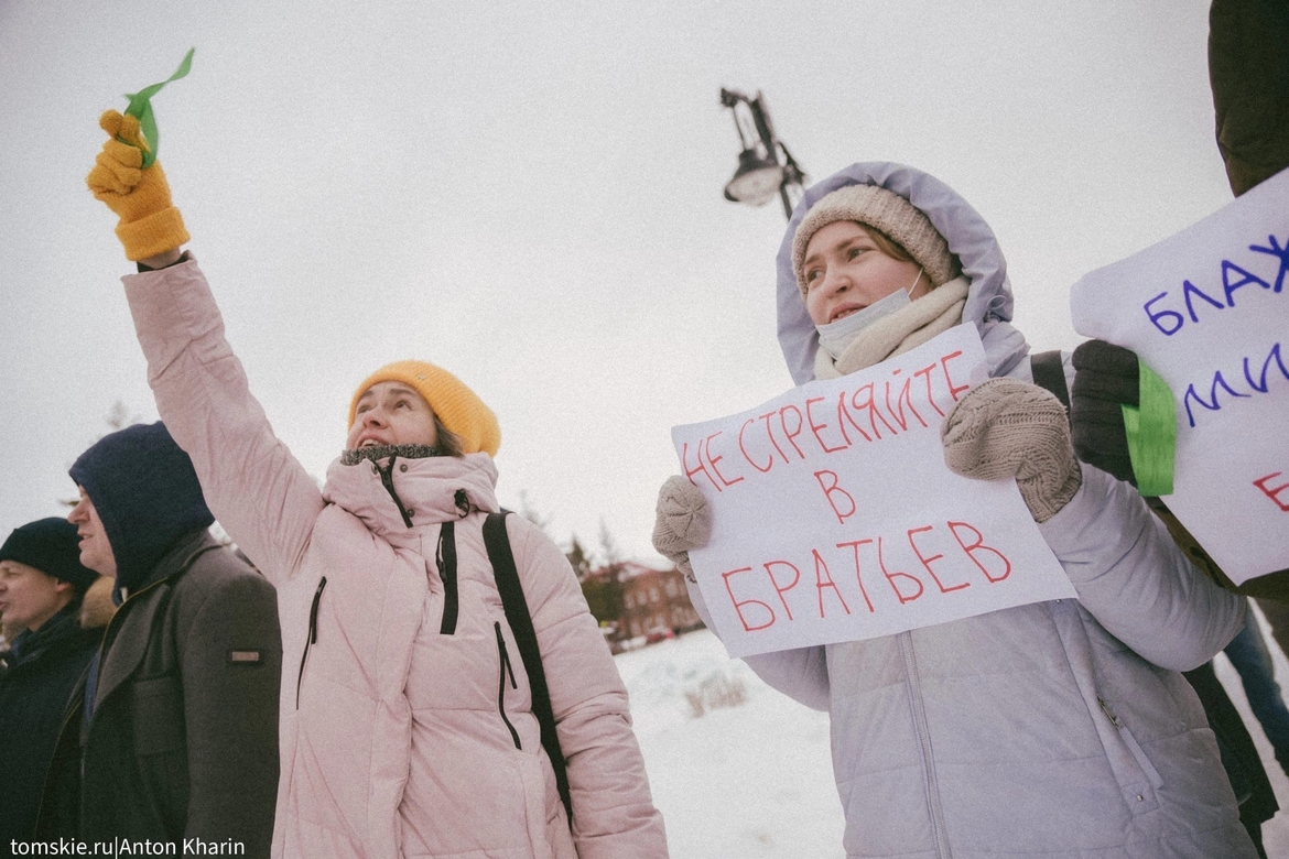 Anna Chagina (t.v.) og ei veninne i protest. Anton Kharin, Tomsk i Sibir