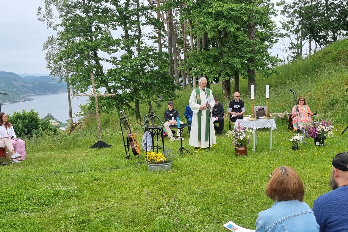 Farsund menighet arrangerte friluftsgudstjeneste på Varbak under aksjonsperioden i 2025. Foto: Farsund menighet