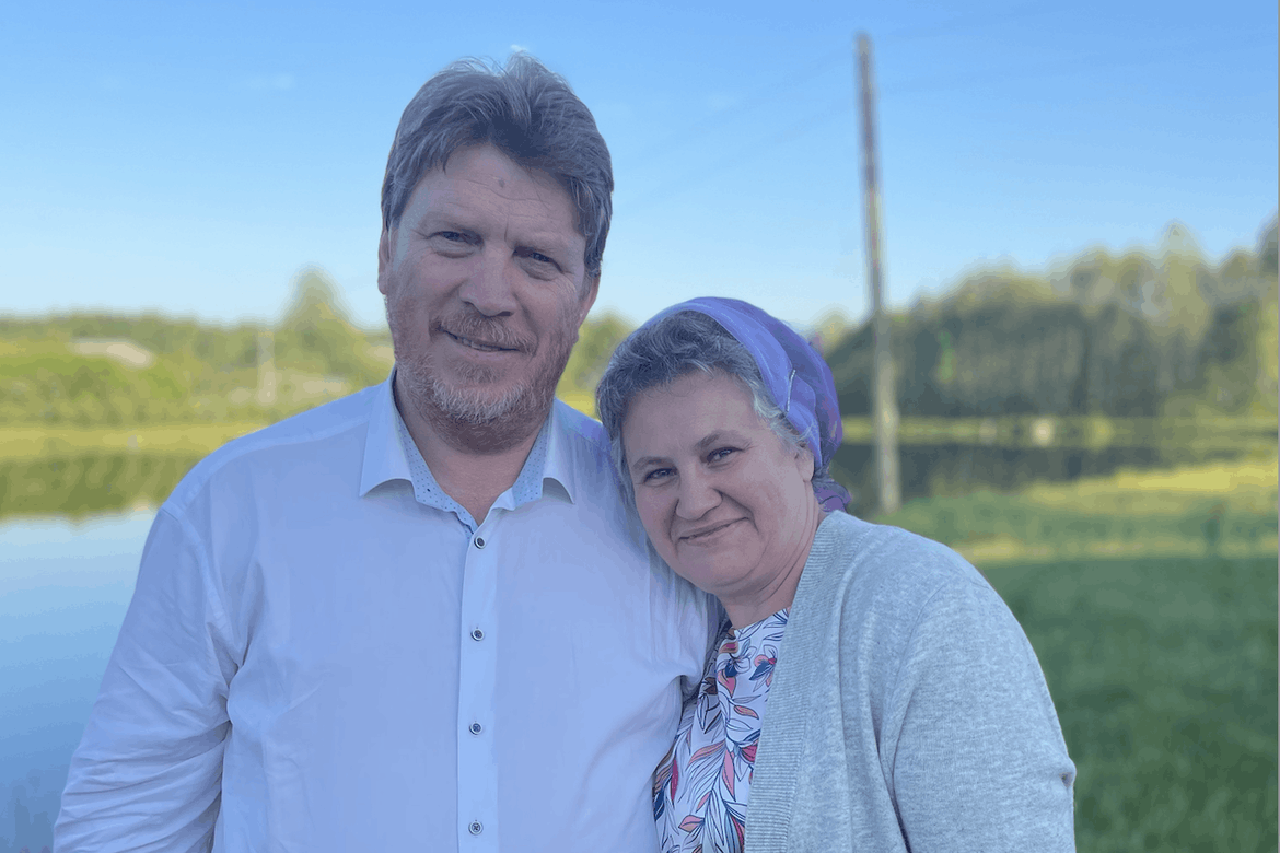 Fra arbeidskolonien melder pastor Nikolaj Romanjuk at han er ved godt mot.   Her er han sammen med sin kone Foto: Privat 