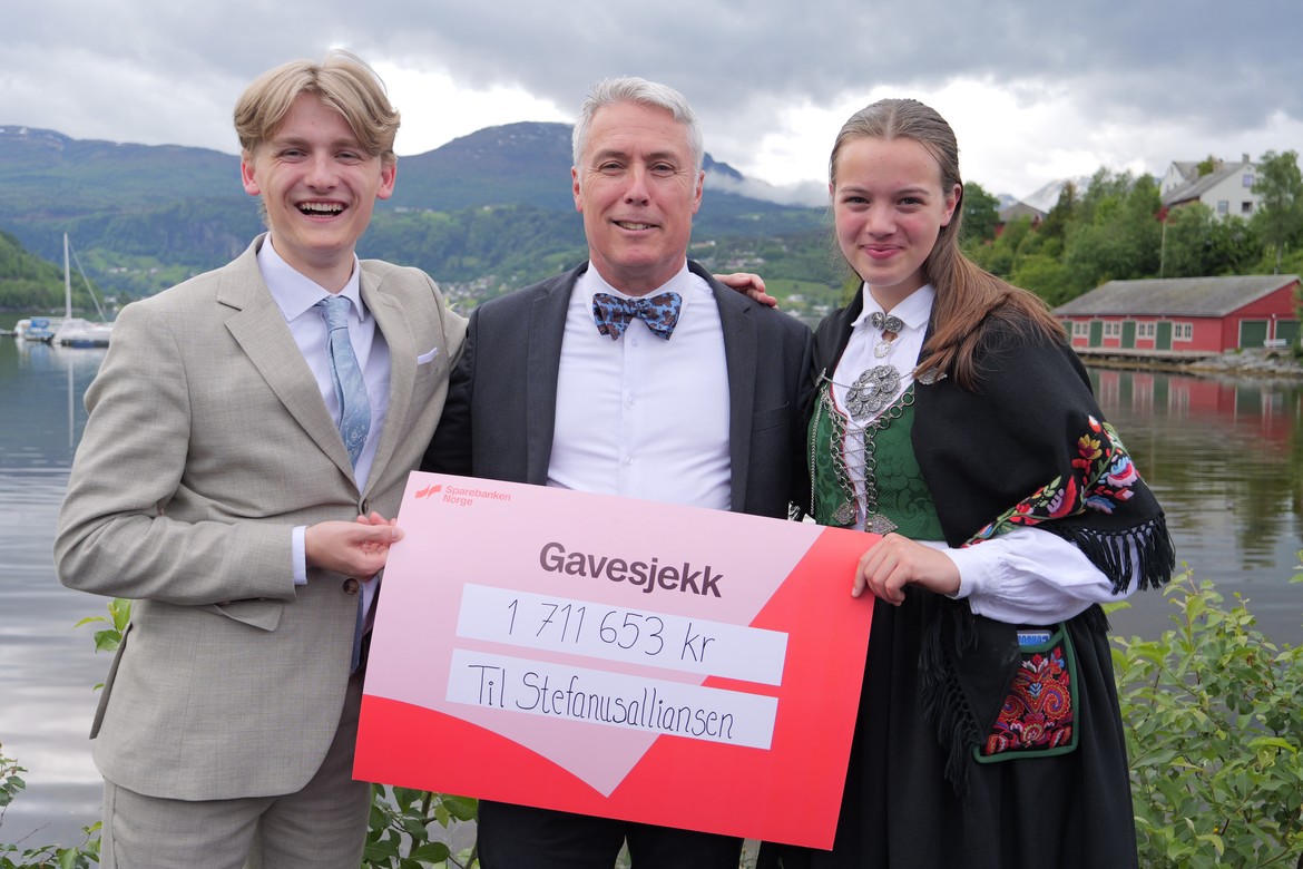 Daniel Holene og Miriam Høyland som har ledet misjonsprosjektet på Framnes KVGS for Nord-Korea, overrakte gaven på 1,7 millioner kroner til generalsekretær Ed Brown i Stefanusalliansen. Foto: Magnus Hisdal, Framnes KVGS