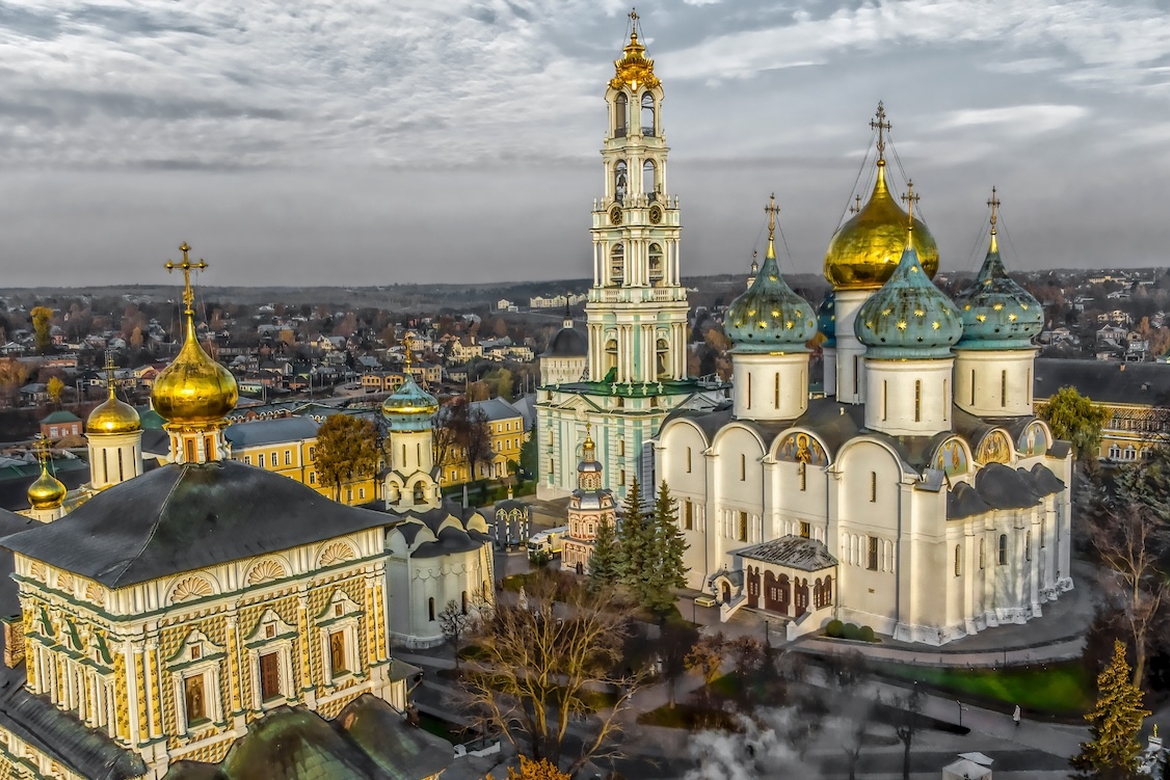 Marias himmelfartskatedral i Grotteklosteret i Kyiv vart sett i brann av ein russisk rakett 15. juni 2026.