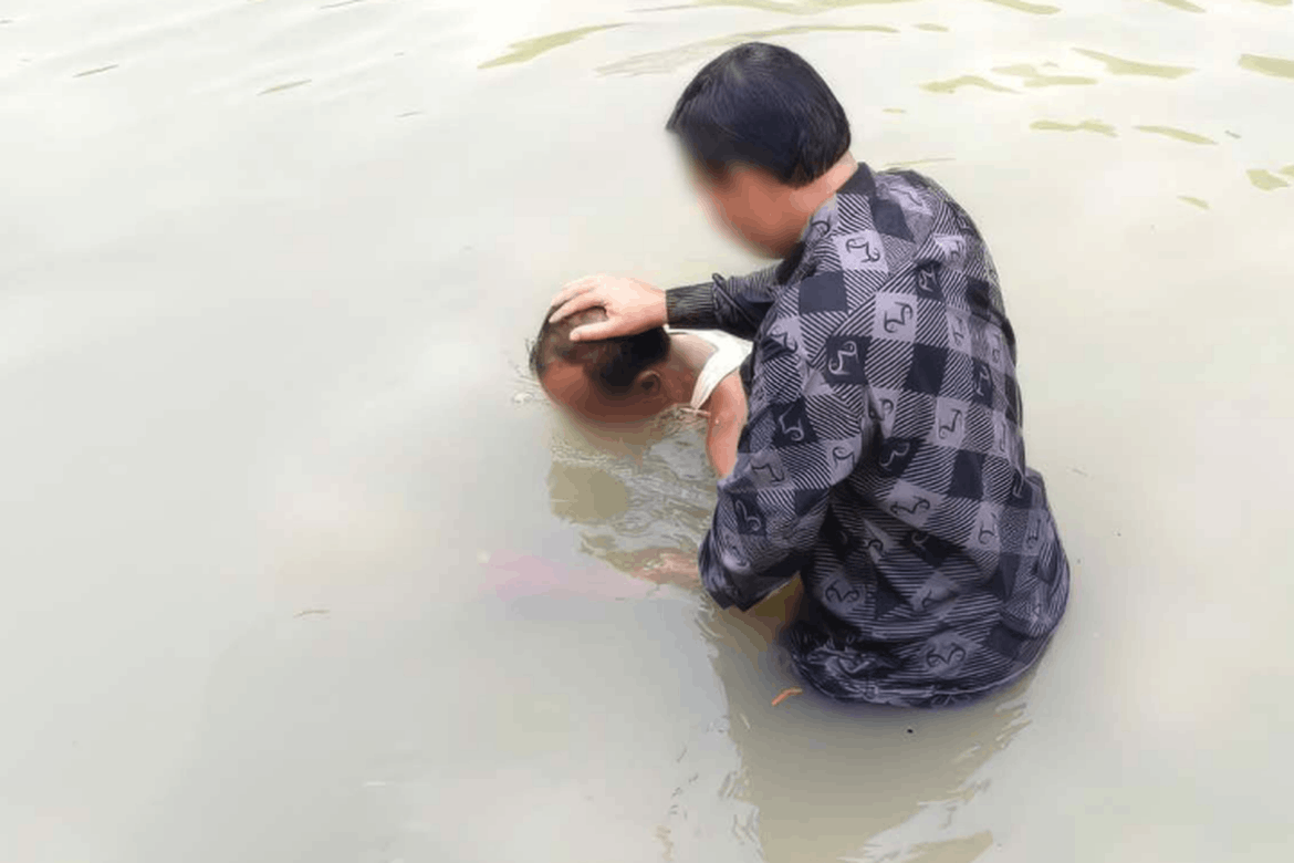 Nettverket av troende med muslimsk bakgrunn vokser i Bangladesh, her fra en av dåpshandlingene. 