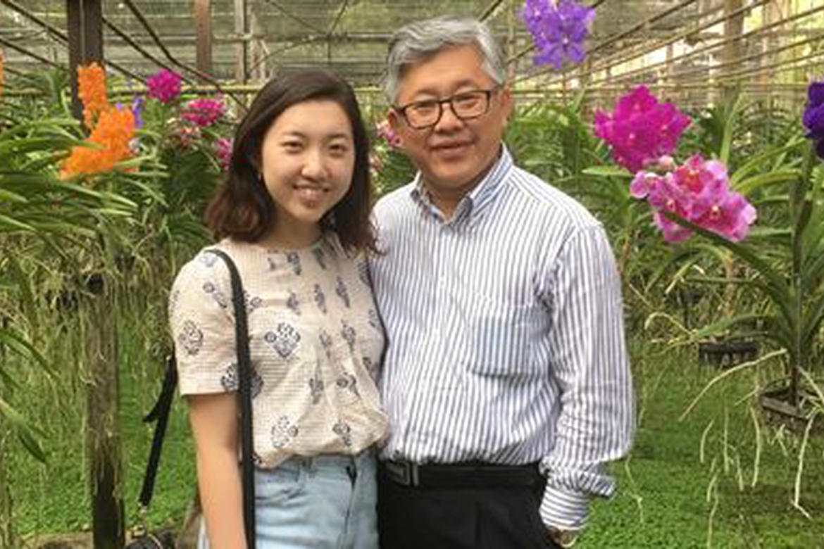 Pastor Ezra Jin sammen med sin datter Grace Jin Drexel i USA etter at han var satt fri etter en avtale mellom Xi Iinping og Donald Trump.