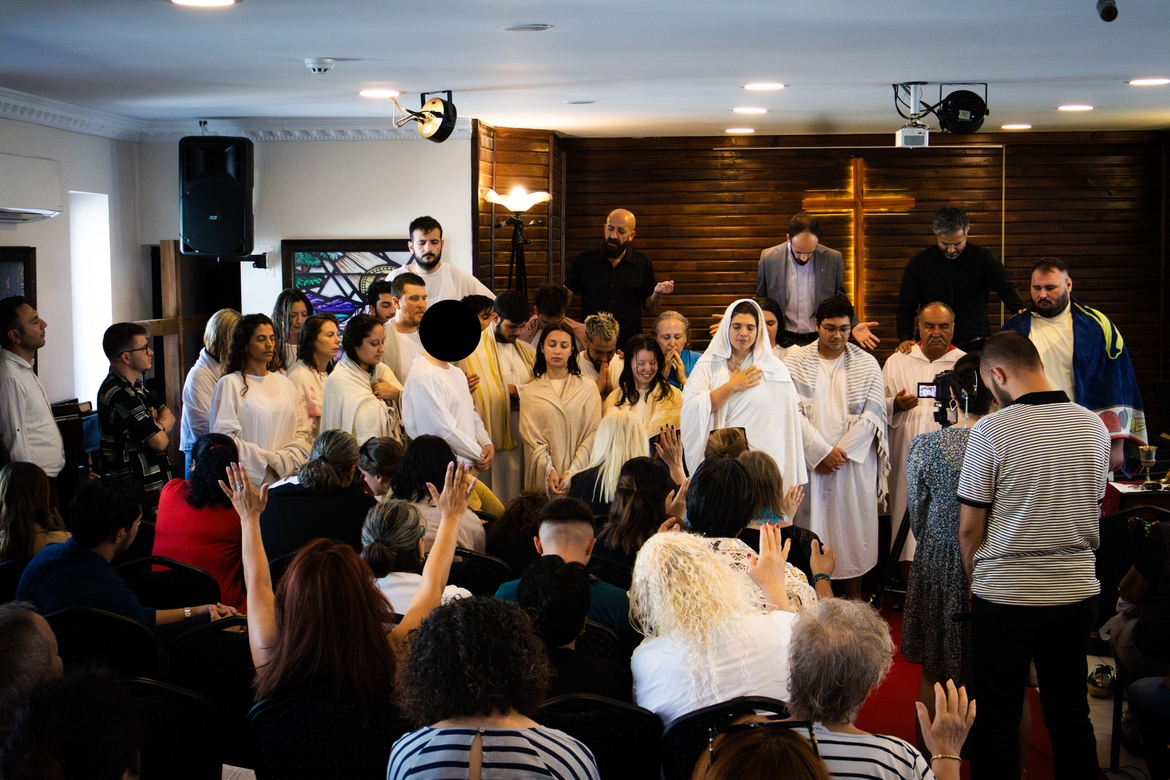 Etter omfattende trosopplæring er det dåpsgudstjeneste i Antalya Evangelical Church i Tyrkia.
