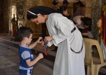 Søster Muntaha hjelper en gutt med å komme i gang igjen med livet i Qaraqosh.