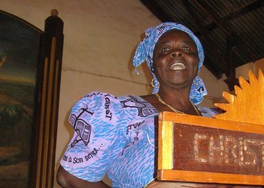 Myndig kvinne  Ei av dei myndige kamerunske kvinnene på preikestolen Den Evangelisk Lutherske Kyrkja i Nord-Kamerun