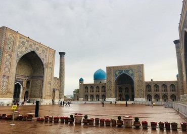 I Usbekistan er identiteten sterkt knyttet til det å være muslim. Rundt Registan-plassen i Samarkand ligger tre gamle og kjente koranskoler (madrassaer).