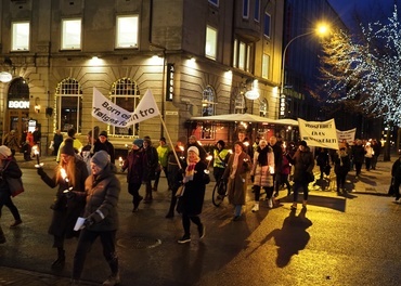 Mellom 100 og 150 mennesker gikk i fakkeltog for forfulgte i Trondheim 24. november.