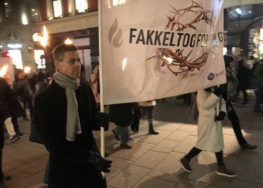 Knut Arild Hareide gikk fremst i fakkeltoget i Oslo der temaet var kvinner som lider for sin tro.